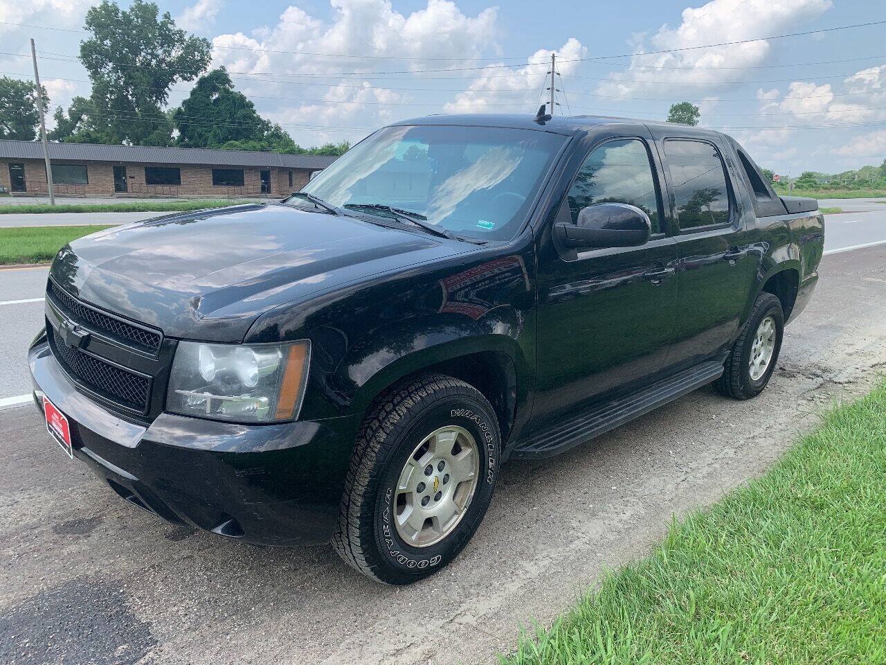 Used 2009 Chevrolet Avalanche LT w/ Convenience Package #1 AWD/4WD image 3