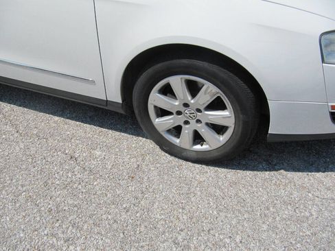 Used 2006 Volkswagen Passat Value Edition image 11