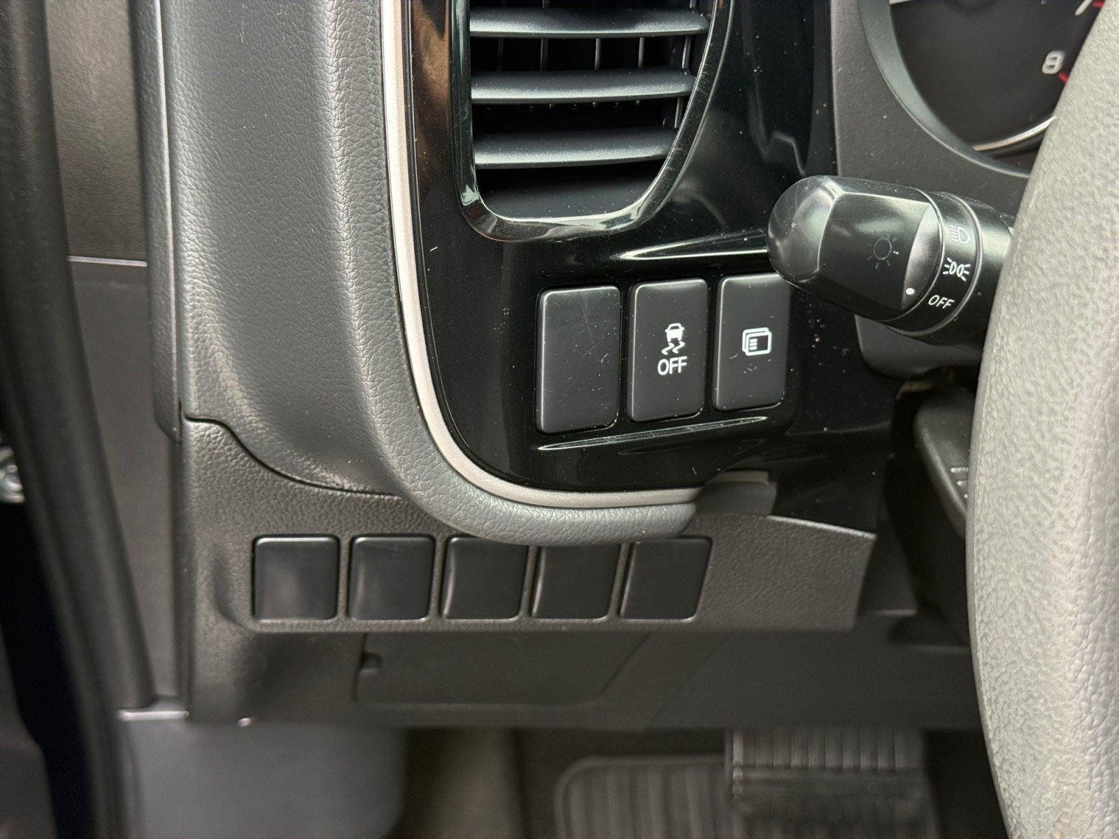 Used 2020 Mitsubishi Outlander ES FWD image 18