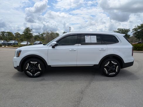 Used 2024 Kia Telluride EX w/ EX Captain's Chair Package FWD image 8