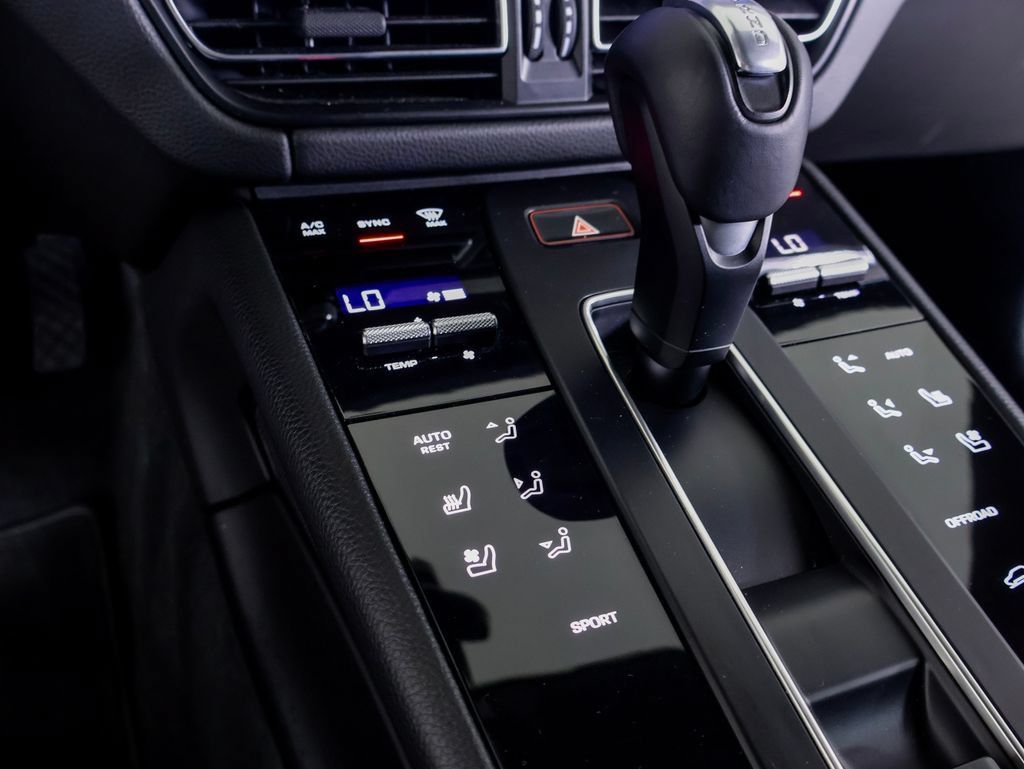 Certified 2024 Porsche Macan AWD/4WD image 16