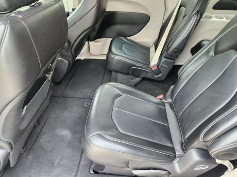 Used 2024 Chrysler Pacifica Touring-L FWD image 30