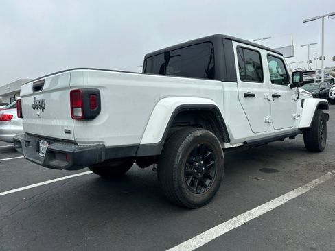 Used 2023 Jeep Gladiator Overland AWD/4WD image 3