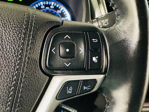 Used 2018 Toyota Highlander XLE w/ Carpet Mat Package (TMS) image 18