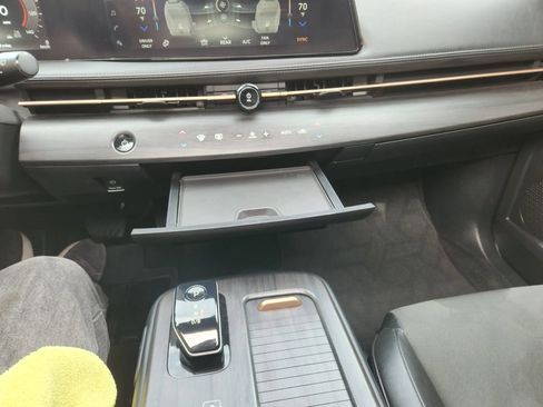 Used 2024 Nissan Ariya FWD image 42