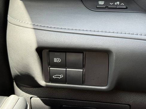 Used 2022 Toyota Highlander LE FWD image 17