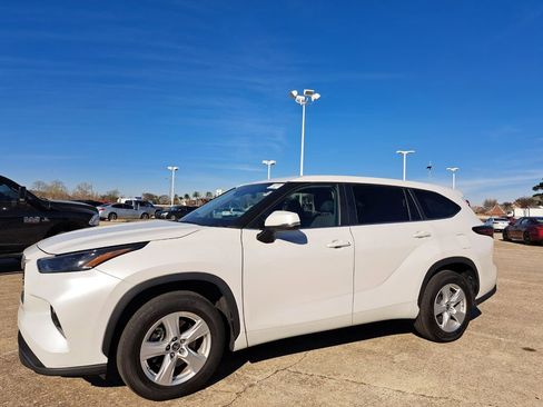 Used 2024 Toyota Highlander LE image 9