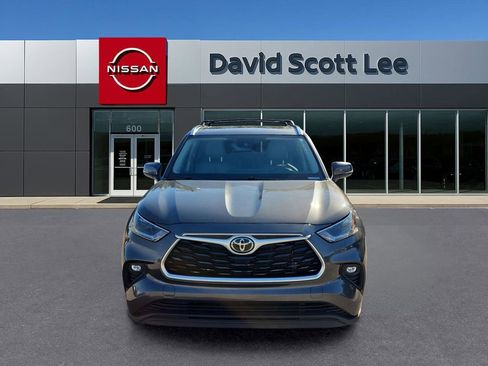 Used 2021 Toyota Highlander XLE image 2