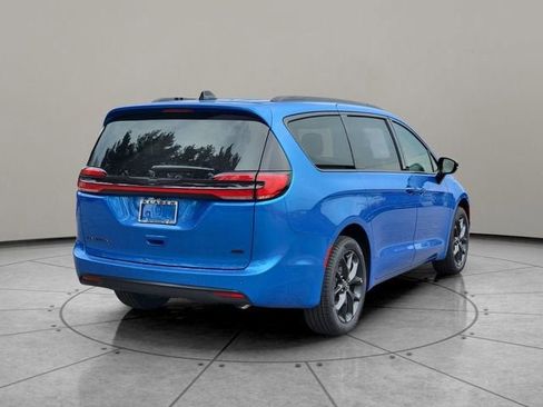 New 2026 Chrysler Pacifica Select AWD/4WD image 12