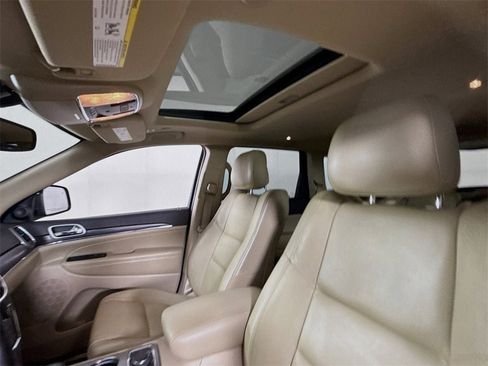 Used 2019 Jeep Grand Cherokee Limited image 16