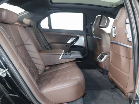 Used 2023 BMW 740i w/ Parking Assistance Package image 15