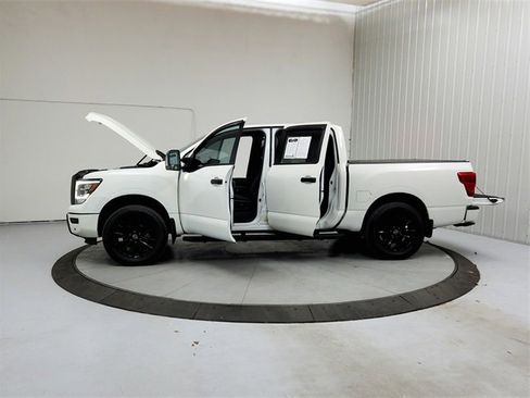 Used 2023 Nissan Titan SV w/ SV Convenience Package image 12