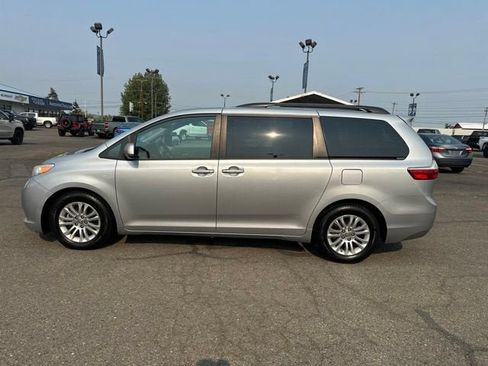 Used 2016 Toyota Sienna XLE FWD image 3