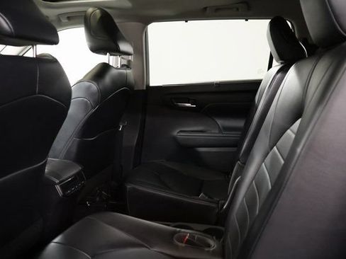 Used 2022 Toyota Highlander XLE AWD/4WD image 31
