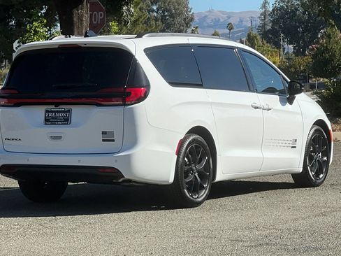 New 2027 Chrysler Pacifica Select FWD image 3