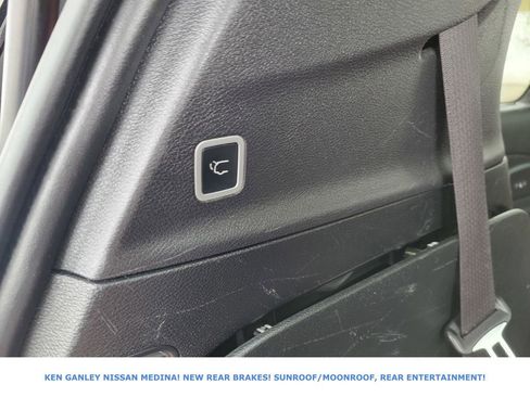 Used 2017 Chrysler Pacifica Limited image 49