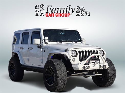 Used 2018 Jeep Wrangler Unlimited Sahara image 2