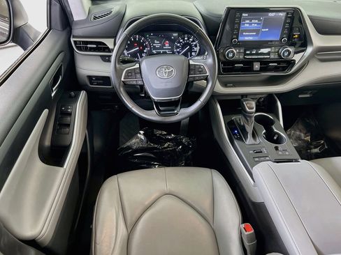 Used 2021 Toyota Highlander XLE AWD/4WD image 22