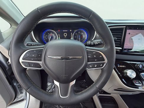 Used 2024 Chrysler Pacifica Touring-L FWD image 17