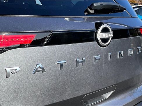 Used 2025 Nissan Pathfinder SV image 9