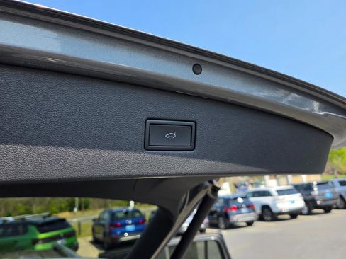 Used 2024 Volkswagen Tiguan SE image 55