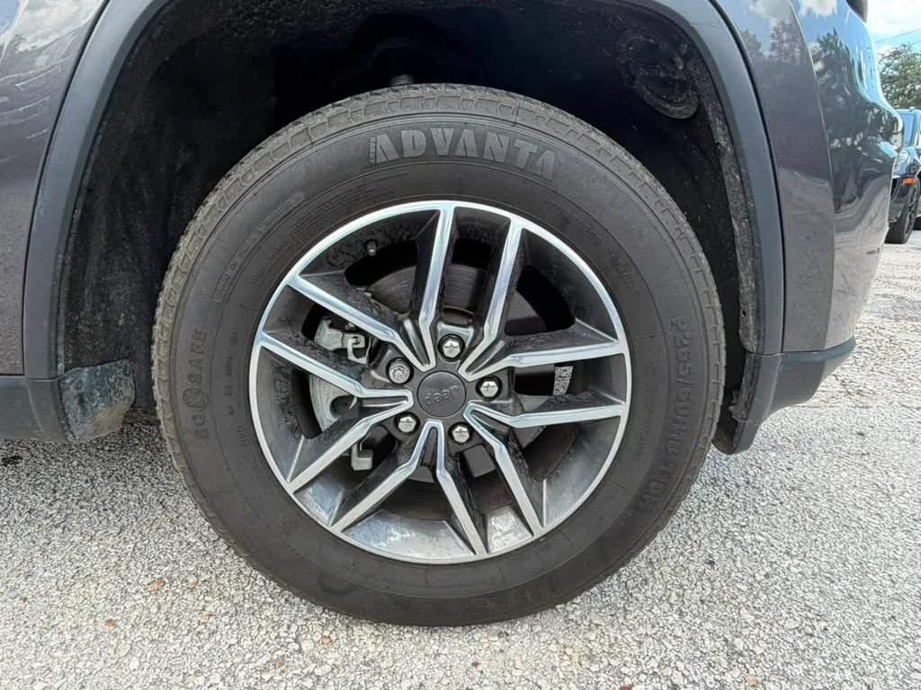 Used 2020 Jeep Grand Cherokee Laredo w/ 18" Wheel & 8.4" Radio Group RWD image 23