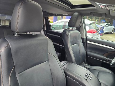 Used 2014 Toyota Highlander XLE image 13