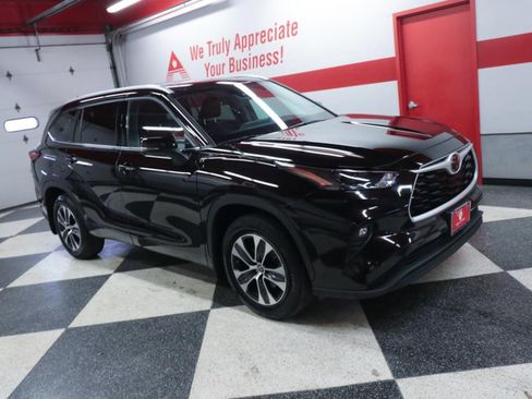 Used 2022 Toyota Highlander XLE image 3