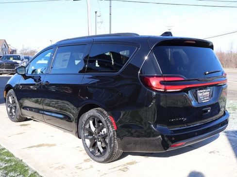 New 2026 Chrysler Pacifica Limited FWD image 35