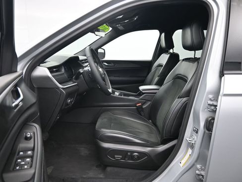 Used 2025 Jeep Grand Cherokee Altitude AWD/4WD image 24