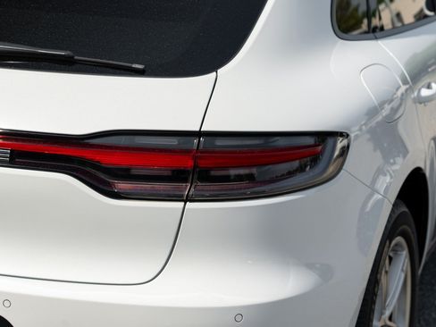 Certified 2021 Porsche Macan AWD/4WD image 9