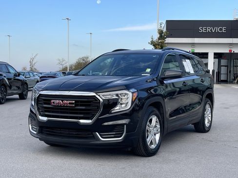 Used 2022 GMC Terrain SLE w/ Driver Convenience Package image 3