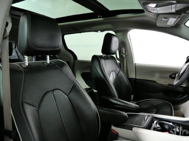 Used 2023 Chrysler Pacifica Limited FWD image 11