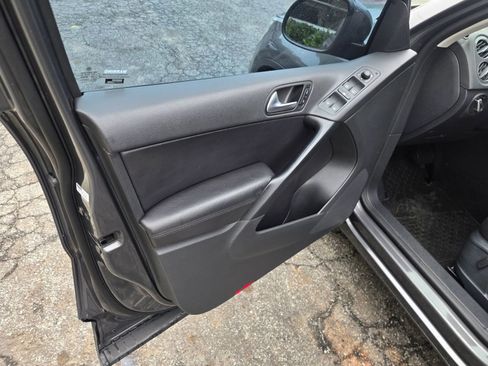 Used 2016 Volkswagen Tiguan S FWD image 8