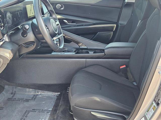 Used 2025 Hyundai Elantra SEL FWD image 17