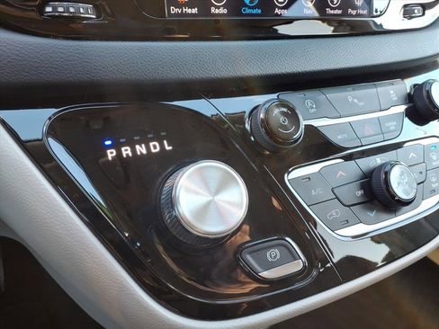 Used 2018 Chrysler Pacifica Touring-L Plus image 31