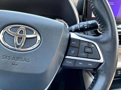 Used 2024 Toyota Highlander XLE FWD image 25