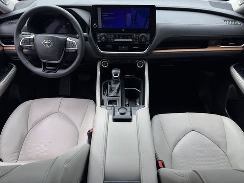 Used 2024 Toyota Grand Highlander Limited image 11