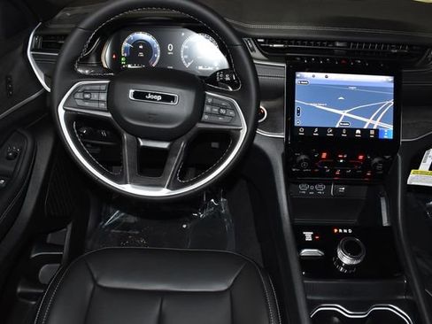 New 2025 Jeep Grand Cherokee Limited image 12