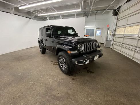 Used 2025 Jeep Wrangler Sahara image 8