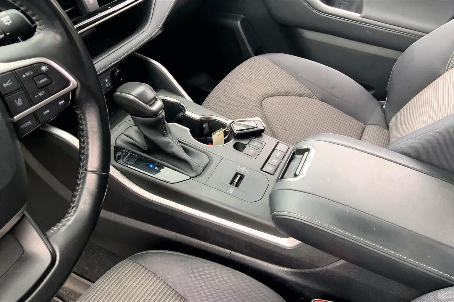 Used 2022 Toyota Highlander LE AWD/4WD image 17