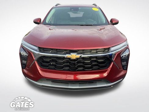 Used 2025 Chevrolet Trax LT w/ LT Convenience Package FWD image 2