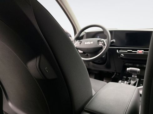 Used 2023 Kia Niro LX image 18