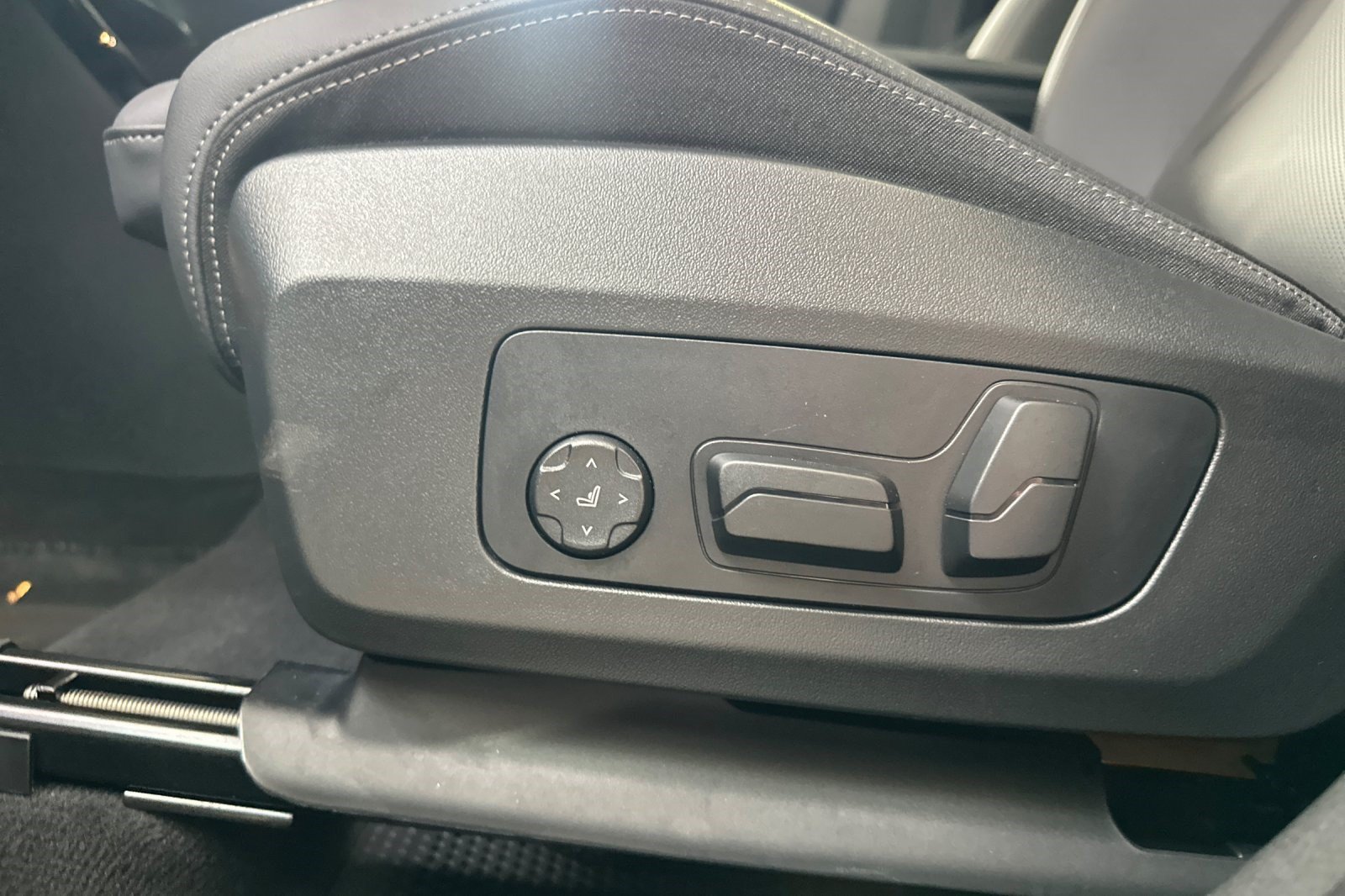 Used 2025 BMW X1 xDrive28i AWD/4WD image 14