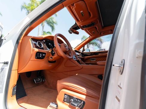Used 2022 Bentley Bentayga AWD/4WD image 13