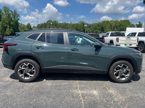 Used 2025 Chevrolet Trax LT FWD image 2