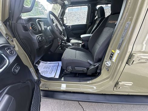 Used 2025 Jeep Gladiator Mojave AWD/4WD image 12