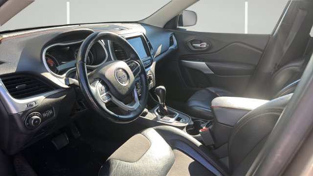 Used 2017 Jeep Cherokee Trailhawk w/ Cold Weather Group AWD/4WD image 9
