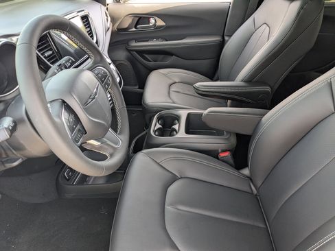 New 2026 Chrysler Pacifica Select image 16