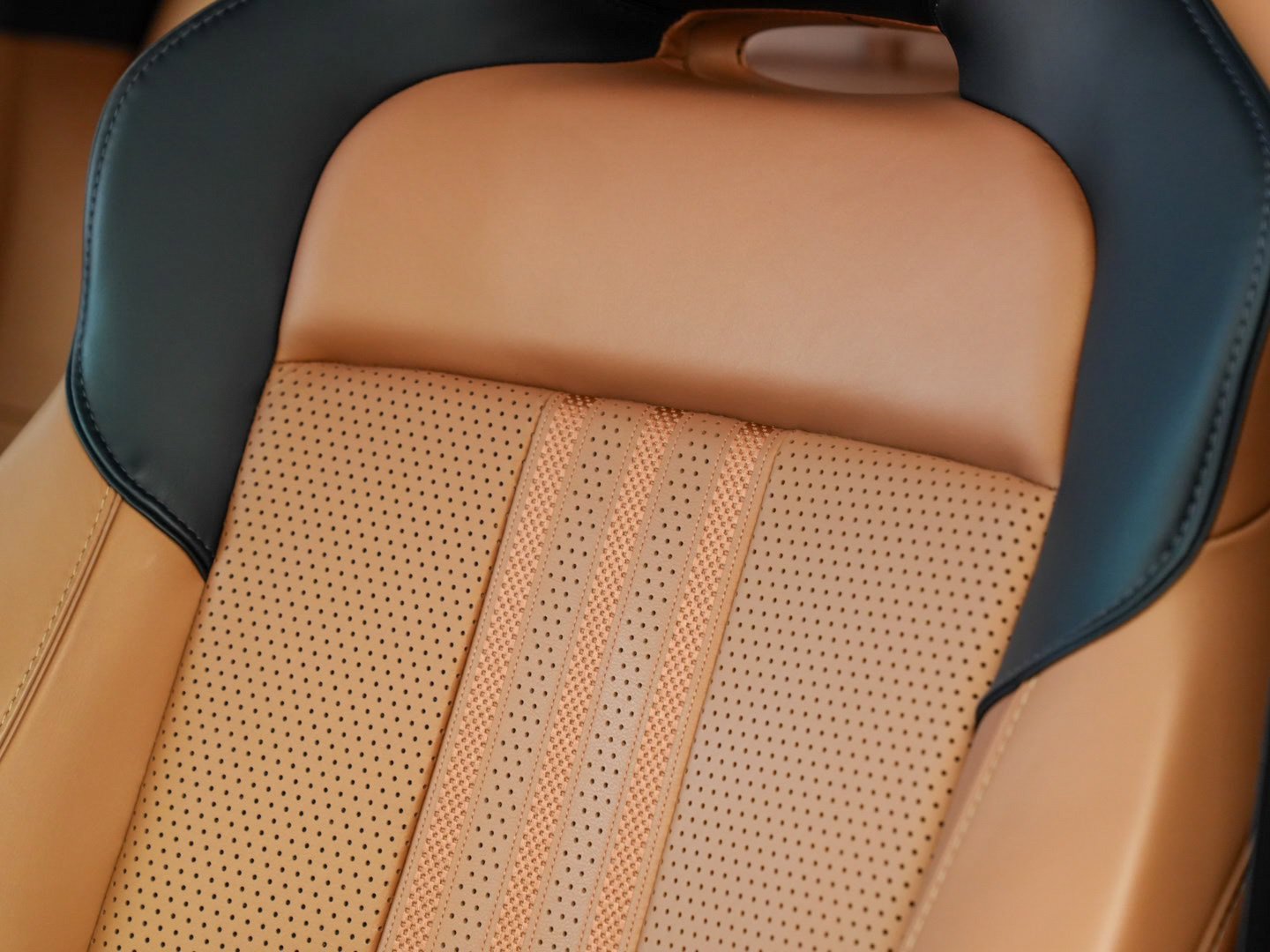 Used 2025 Aston Martin DBX 707 AWD/4WD image 11